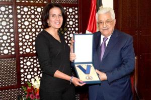 الرئيس يمنح اعتدال إسماعيل ميدالية الاستحقاق والتميز الذهبية