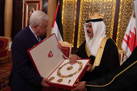 الرئيس والعاهل البحريني يتبادلان الأوسمة