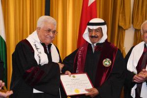الرئيس يمنح رئيس الوزراء البحريني الدكتوراه الفخرية