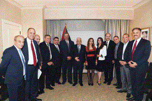 الرئيس يلتقي وفدا من أصدقاء حركة "فتح" في الولايات المتحدة