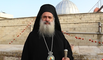 المطران عطا الله حنا يعلن إضرابه عن الطعام تضامنا مع الأسرى