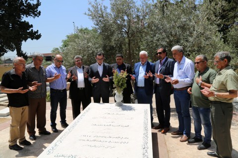 بسيسو يزور مثوى شهداء الثورة الفلسطينية في بيروت