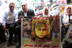 والدة الأسير كريم يونس: ابني يعاني الموت البطيء وعلى إسرائيل احترام حقوق الأسرى