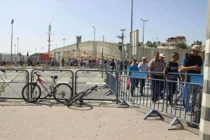 القدس تستقبل عشرات الآلاف لأداء الجمعة الثالثة برحاب الأقصى