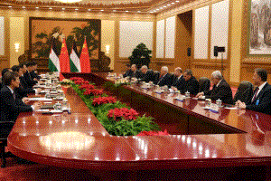 الرئيس يبحث مع نظيره الصيني العلاقات الثنائية وجهود دفع العملية السلمية