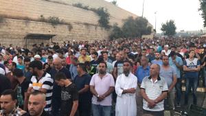 آلاف المقدسيين يؤدون "المغرب" أمام بوابات الأقصى رفضا لإجراءات الاحتلال