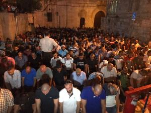 المقدسيون يعودون للصلاة فجراً في الساحات التي شهدت قمعاّ من الاحتلال