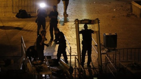 الاحتلال يشرع بإزالة البوابات والكاميرات الالكترونية والجسور الحديدية عن مداخل "الأقصى"