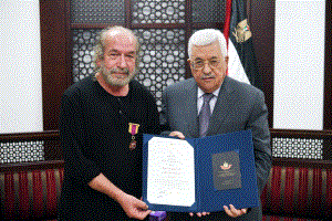 الرئيس يقلد الفنان التشكيلي طالب الدويك وسام الثقافة والعلوم والفنون