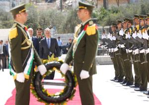 الأمين العام للأمم المتحدة يزور متحف عرفات ويضع اكليلا من الزهور على ضريحه