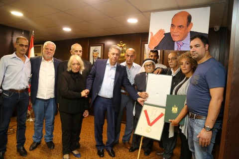 الرئيس يمنح حماد وسام الاستحقاق والتميز الذهبي