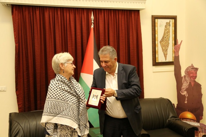 دبور يكرم المناضلة السويدية ايفا ستول حمد