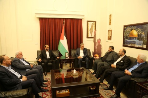 السفير دبور يستقبل وفداً من حماس