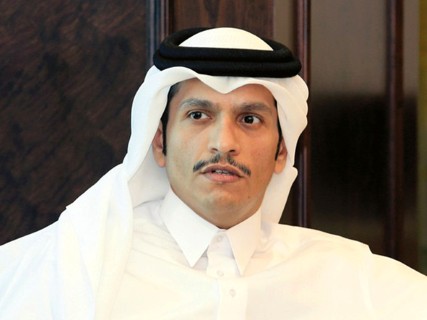 وزير الخارجية القطري يزور عريقات لتقديم التهاني له بنجاح العملية الجراحية