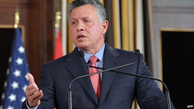 العاهل الأردني يؤكد خلال لقائه مسؤولين أميركيين ضرورة إطلاق مفاوضات جادة بين الفلسطينيين والإسرائيلي