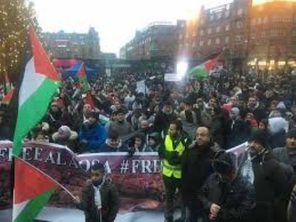 المئات يعتصمون في ساحة بلدية كوبنهاغن دعما للقضية الفلسطينية
