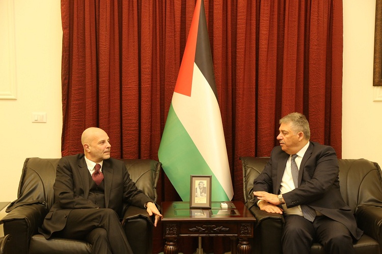 السفير دبور يلتقي مدير عام الاونروا في لبنان