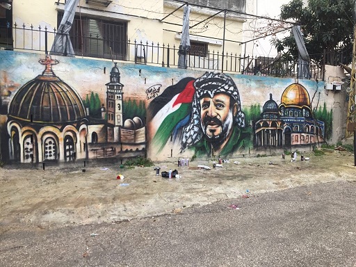 الفنان محمد الديري يزين المخيمات في لبنان بالرموز الفلسطينية