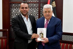 الرئيس يتسلم الاعمال الكاملة للشاعر الكبير الراحل احمد دحبور