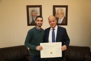 ششنية يهنئ الطالب مالك الشرايعة لحصوله على درجة ماجستير من الجامعة اليسوعية