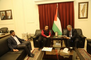 دبور يستقبل وفد الحملة الدولية للتضامن مع الاسرى في سجون الاحتلال