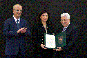 الرئيس يمنح الجهاز المركزي للإحصاء وسام الاستحقاق والتميز الذهبي