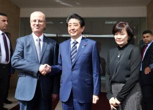 الحمد الله يستقبل نظيره الياباني في المنطقة الصناعية الزراعية بأريحا ويجري جولة فيها