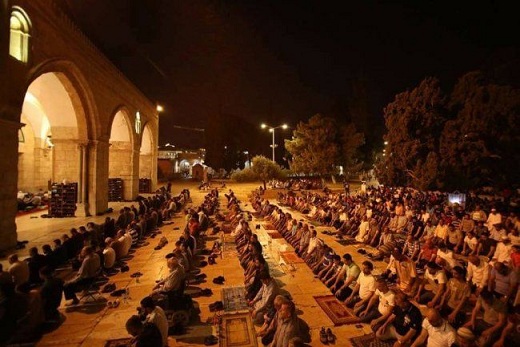 عشرات الآلاف يؤدون قيام الليل والفجر برحاب الأقصى والقدس تنشط تجاريا