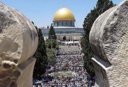 عشرات آلاف المواطنين يؤمّون الأقصى واستعدادات واسعة للجمعة الثالثة