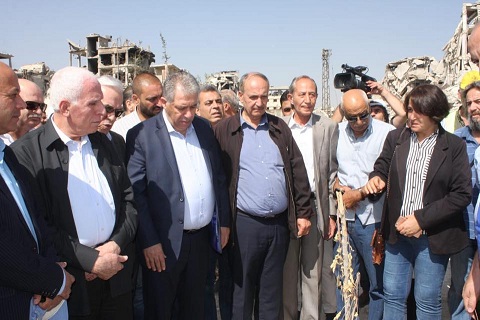 وفد "م.ت.ف" يتفقد مخيم اليرموك ويضع اكليلا من الزهور باسم الرئيس عباس على النصب التذكاري للشهداء