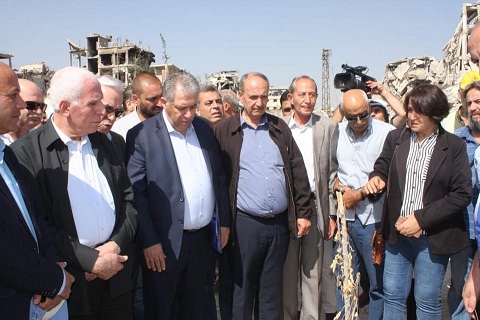 وفد "م.ت.ف" يتفقد مخيم اليرموك ويضع اكليلا من الزهور باسم الرئيس عباس على النصب التذكاري للشهداء