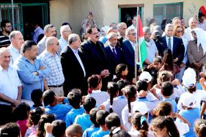 "الخان الأحمر" تصر على الصمود وتفتتح العام الدراسي