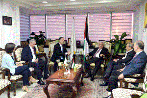 الرئيس يتفقد مقر الهيئة العامة للإذاعة والتلفزيون برام الله