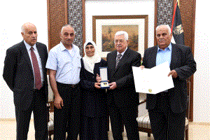 الرئيس خلال تكريمه لعدد من شهداء الحركة الأسيرة وأسرى محررين: لو بقي لدينا قرش واحد سنصرفه على عائلا