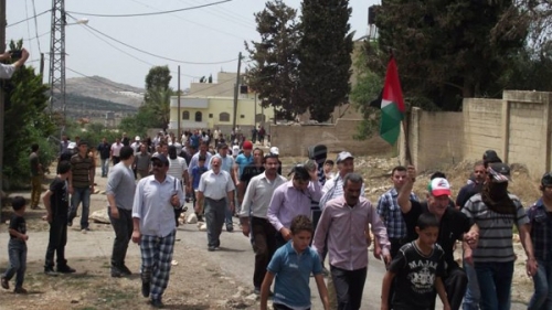 العشرات يشاركون في مسيرة نعلين الأسبوعية السلمية