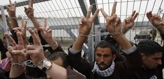 رام الله: وقفة تضامنية أمام الصليب الأحمر دعما للأسرى في سجون الاحتلال