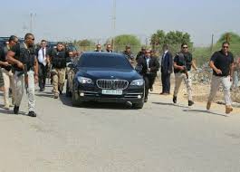 مجهولون يعترضون موكب وزراء من حكومة الوفاق أثناء توجههم من غزة إلى رام الله