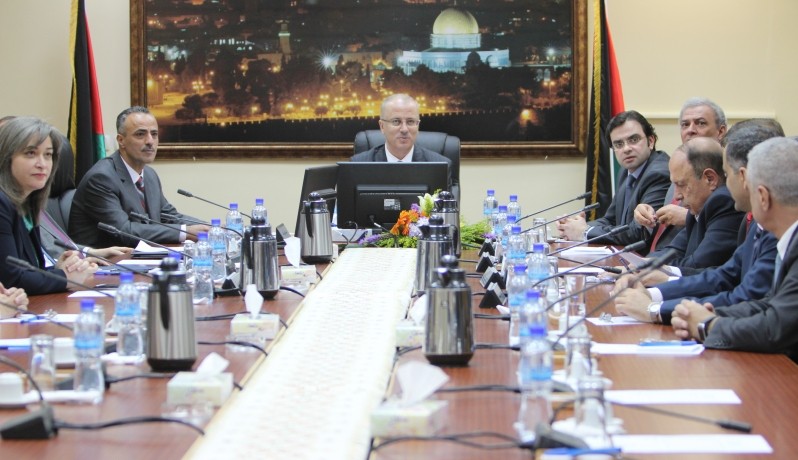 الحكومة: تهديد الاحتلال بإجبار أهالي الخان الأحمر على هدم منازلهم بأيديهم مرفوض