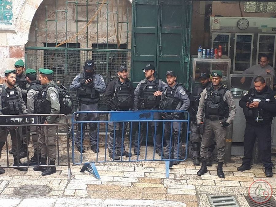 الاحتلال يمنع موظفي الأوقاف من العمل في الأقصى ويعتقل عددا منهم