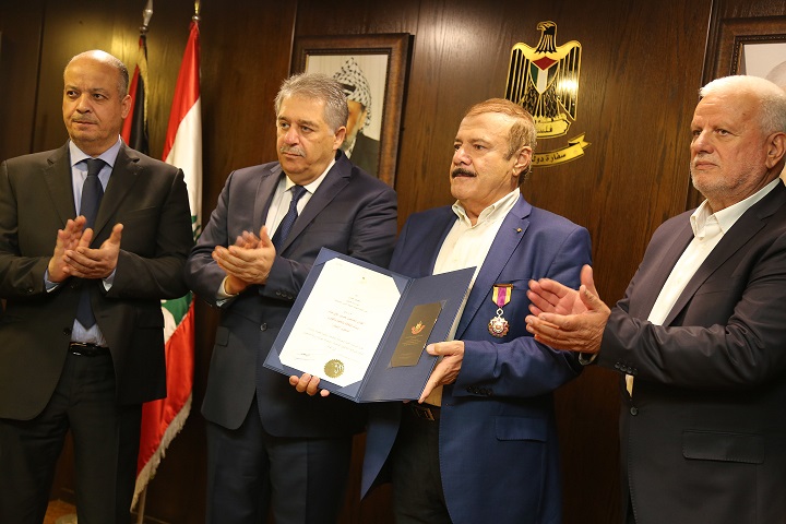 نيابة عن الرئيس: دبور يقلد الفنان المناضل حسين منذر وسام الثقافة والعلوم والفنون