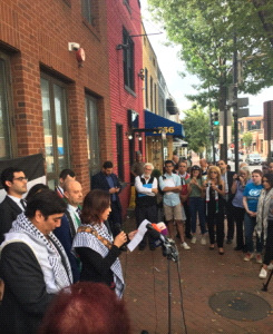 وقفة تضامنية أمام مبنى منظمة التحرير في واشنطن احتجاجا على إغلاقه