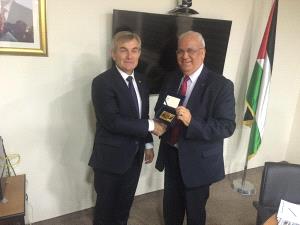 عريقات يطلع رئيس برلمان ليتوانيا على جرائم الاحتلال