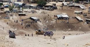 الاحتلال يواصل تجريف أراض وشق طرق في محيط الخان الأحمر