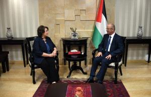 الحمد الله يطلع المديرة التنفيذية لمركز كارتر على انتهاكات الاحتلال