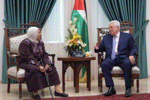 الرئيس يستقبل والدة وشقيق الأسير كريم يونس: قضية الأسرى تحتل الأولوية لدى القيادة