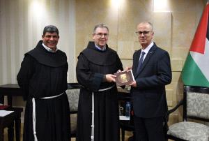 الحمد الله يتسلم دعوة لحضور قداس منتصف الليل لعيد الميلاد المجيد