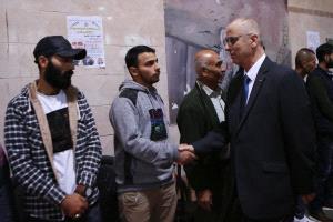 الحمد الله يقدم واجب العزاء بالشهيد حبالي في مخيم طولكرم