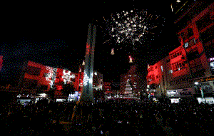 رام الله تضيء شجرة عيد الميلاد المجيد