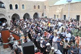 المئات يؤدون صلاة الجمعة "الوفاء للشهداء" وسط نابلس