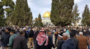 25 ألفاً يؤدون الجمعة برحاب "الأقصى" رغم اجراءات الاحتلال المشددة في القدس